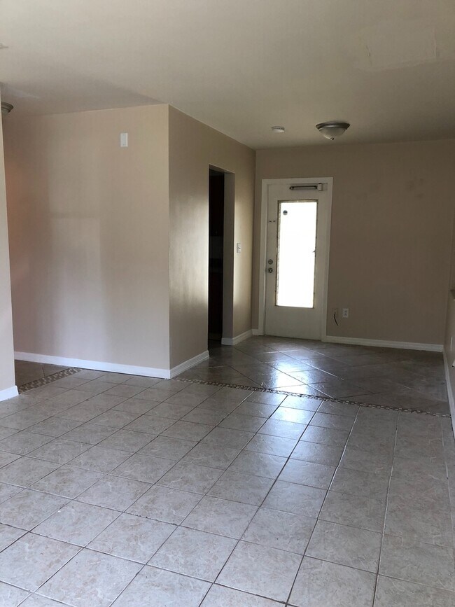 Building Photo - 2 Bed 1 Bath Home | Pet Friendly | Washer ...