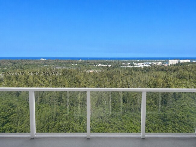 Foto del edificio - 14951 Royal Oaks Ln