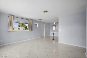 Building Photo - 211 E Jasmine Rd