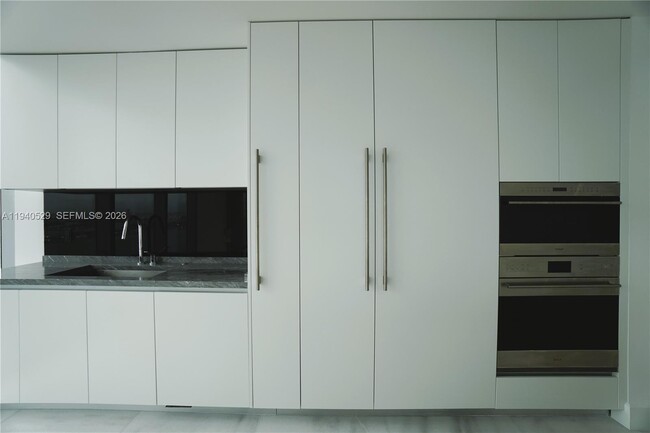 Building Photo - 700 NE 26th Terrace