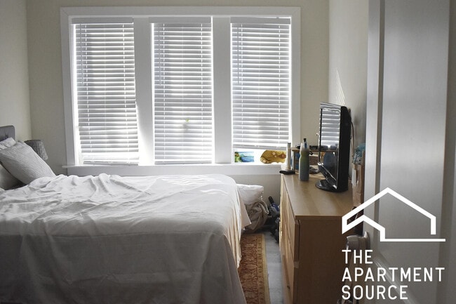 Foto del edificio - 3819 1/2 N Greenview Ave