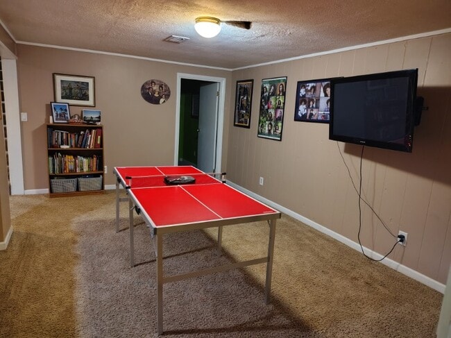 Family rooom outside room for rent available for use. - 8596 Meadowbrook Dr