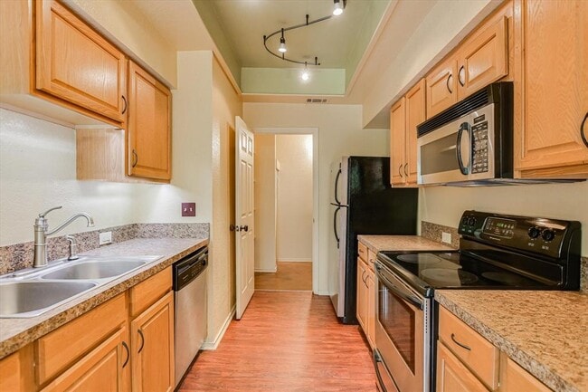 Building Photo - 4711 Spicewood Springs Rd