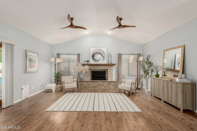 Puesta en escena, pero pusimos un sofá grande y un televisor encima de la chimenea. - 4747 N 84th Way