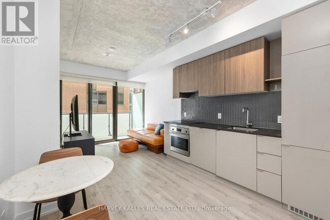 Building Photo - 161 Roehampton Ave