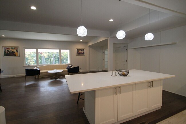 Foto del edificio - Exclusively Offered By Muse Realty, LLC