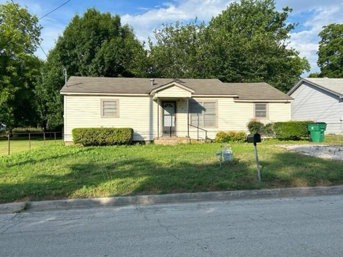 Primary Photo - Cozy 3 Bed, 1 Bath in Bowie TX