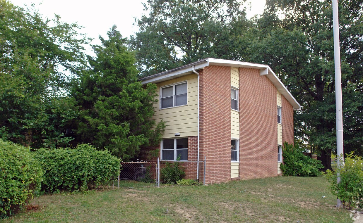 Building Photo - 2620 E Northern Pky