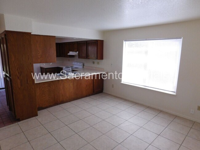Foto del edificio - Spacious 4bd/2.5ba House with 2 Car Garage