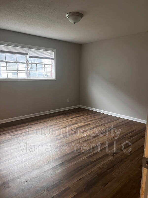 Foto del edificio - 241 N Waldran Blvd