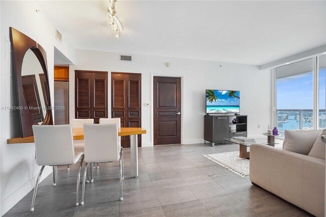 Foto del edificio - 6365 Collins Ave