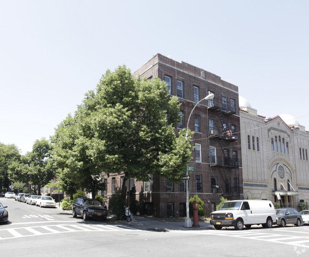 Building Photo - 973 44th St