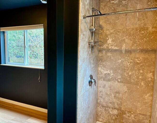 Building Photo - Bright & Modern End-Unit Townhome in Prime...