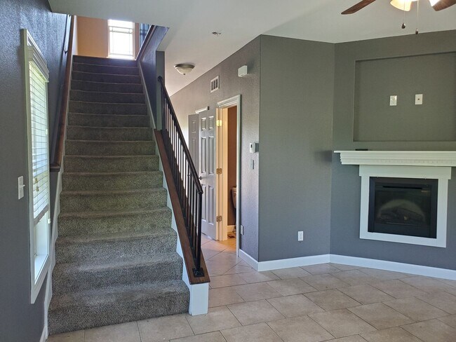 Foto del edificio - Beautiful, large 3BR 3.5 bth duplex with f...