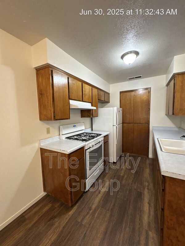 Foto del edificio - 703 E Noble Ave