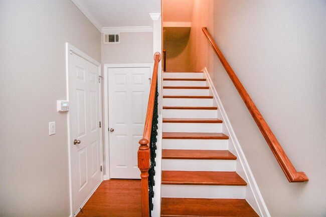 Foto del edificio - 815 Charles Bank Ave SE