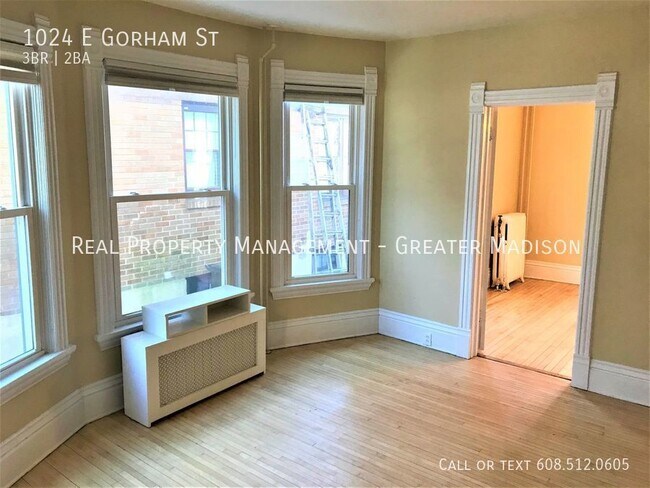 Building Photo - Historic beauty with modern amenities wher...