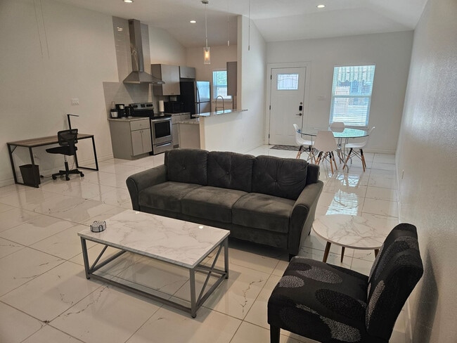 Building Photo - 702 5th St