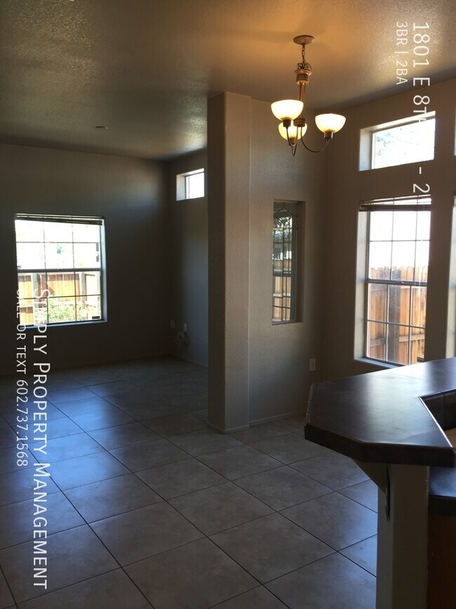 Building Photo - Spacious 3 Bedroom 2 Bath!