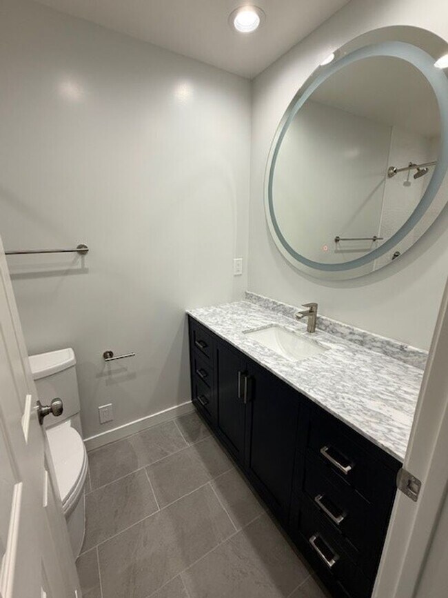 Foto del edificio - Absolutely Gorgeous 3 Bedroom 2 Bath Upgraded Home, New Kitchen, New Baths, New Flooring, Etc.