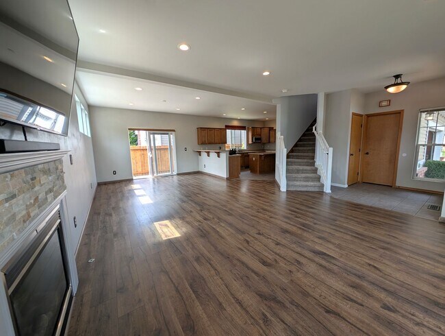 Foto del edificio - Spacious 4-Bedroom Corner Lot Home in Coyo...