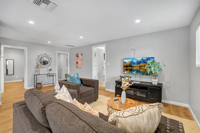 Foto del edificio - 813 Carhart Ave