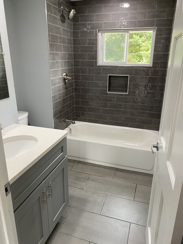 Full bath - 415 Franklin Rd