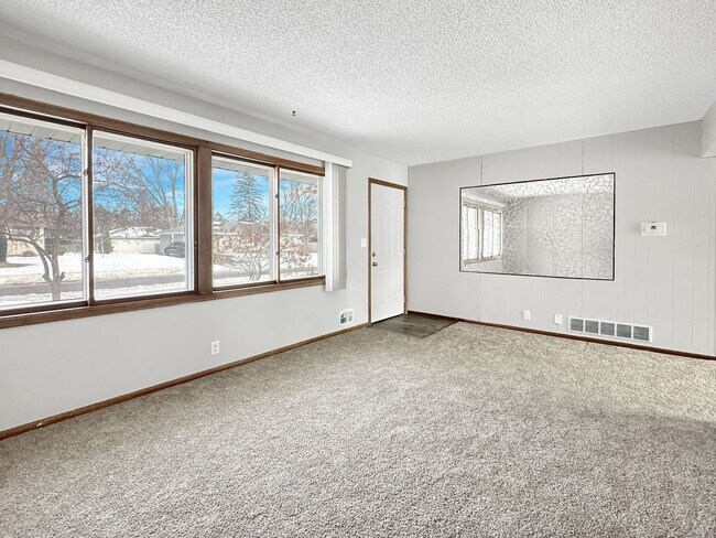 Building Photo - 276 Dawn Ave