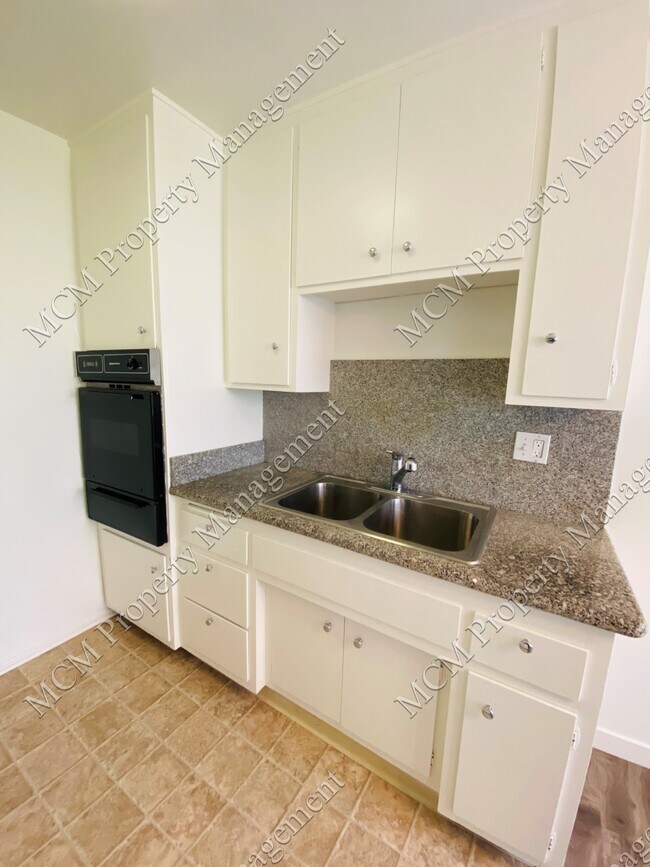 Unit 2 Kitchen 3 - 714 N W Knoll Dr