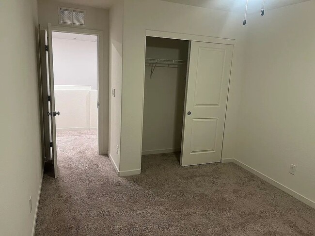Habitación B sin amueblar - 2986 Saltillo Ln