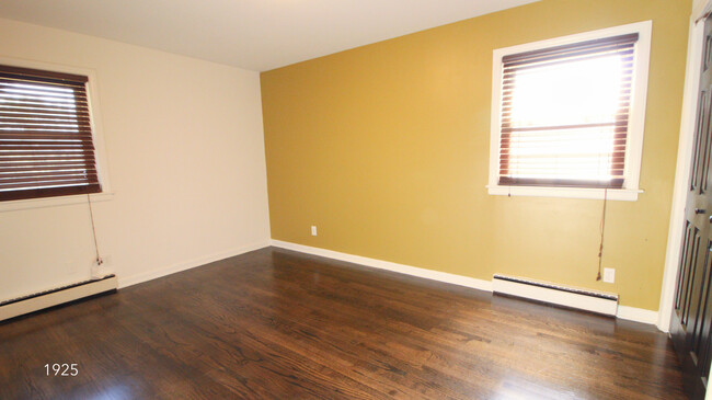 Building Photo - Awesome 2BR/1Bathroom Apartment in popular...