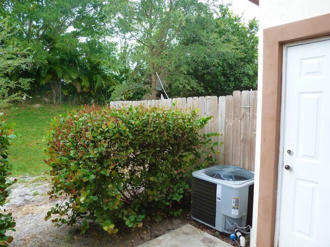 Building Photo - 1704 Lakeview Dr W