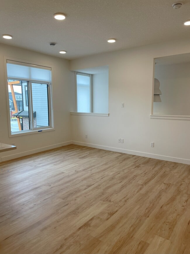Building Photo - 562 Seton Cir SE