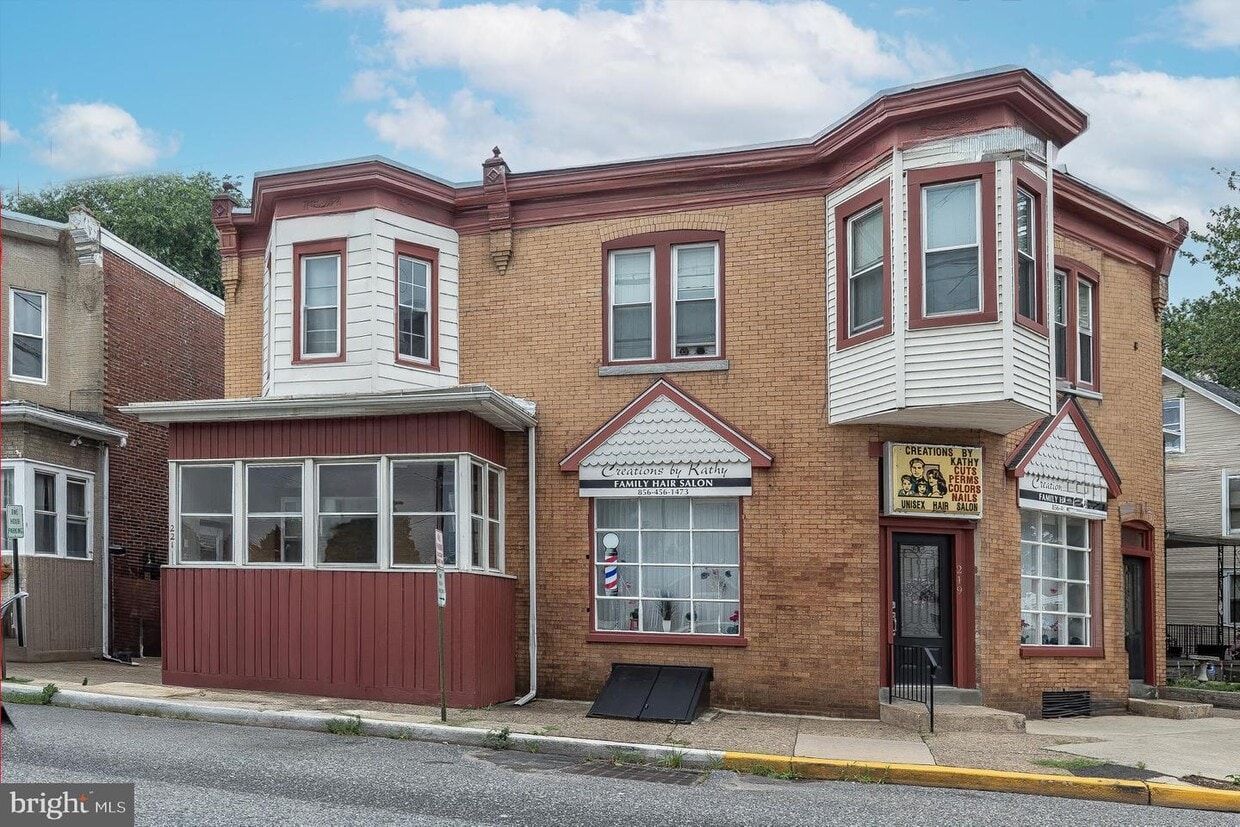 Primary Photo - 219 N Broadway