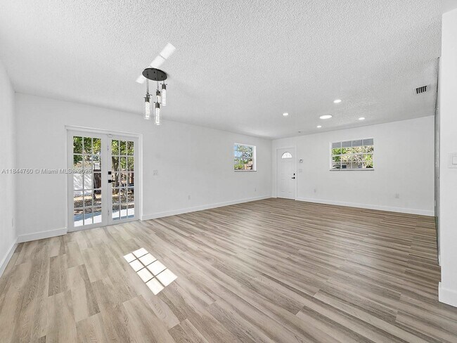 Foto del edificio - 139 NE 17th St