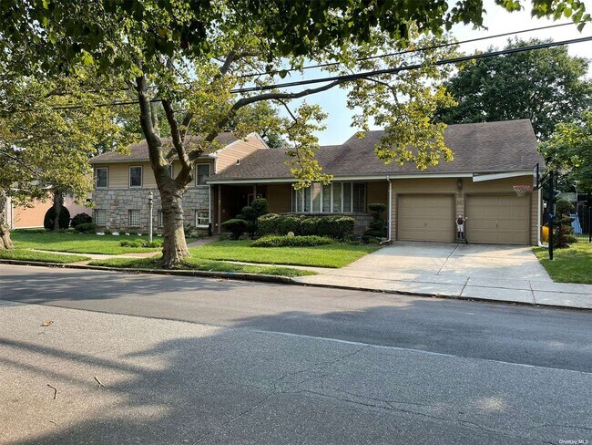 Building Photo - 547 Fairway Dr