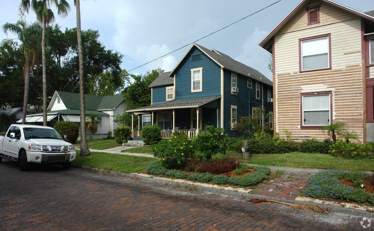 Foto del edificio - 810 Dartmoor St N