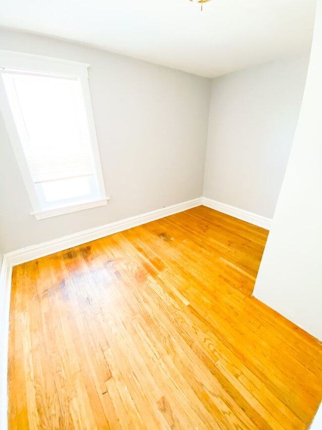 Building Photo - Spacious 2 bed/1 bath Apartment Just South of Cherokee!