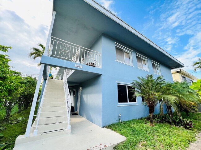 Building Photo - 2033 Calais Dr
