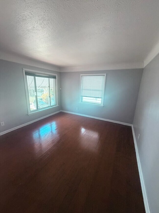 Foto del edificio - 11215 Langton Ave