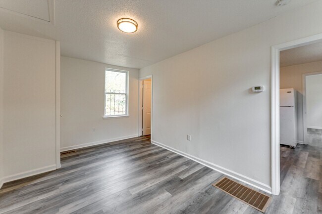 Building Photo - Adorable 2-Bedroom in St. Elmo for Rent!