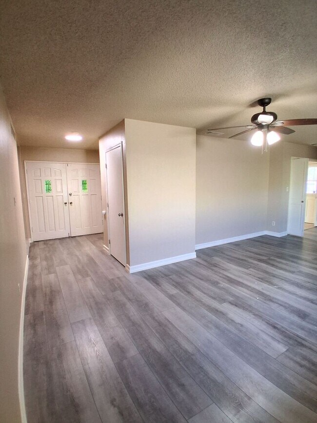 Foto del edificio - 5780 N 8th St
