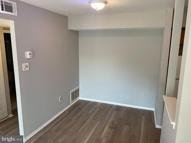 Building Photo - 6922 Hilltop Dr