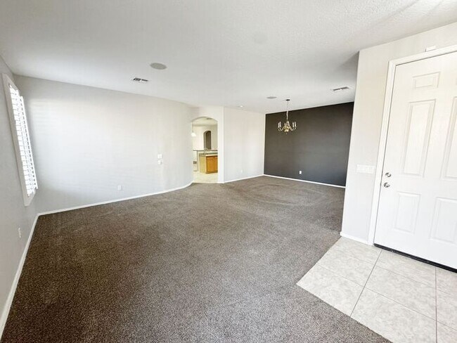 Foto del edificio - Single-level 4 bed, 2 bath home with tandem 3-car garage and RV gate.
