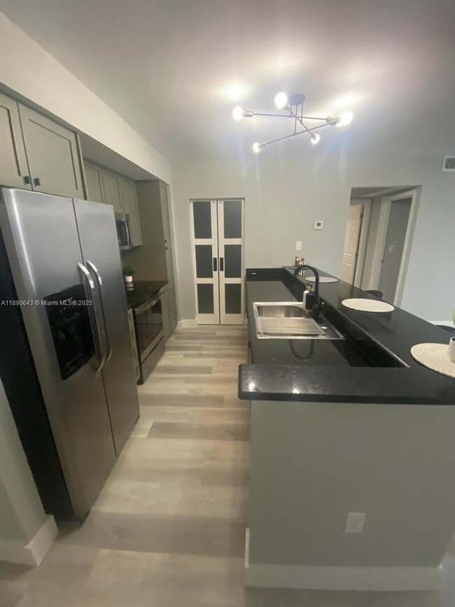 Foto del edificio - 10350 W Bay Harbor Dr