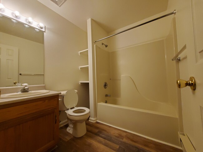 Bath With Lots of Sheles - 425 E 6th Ave