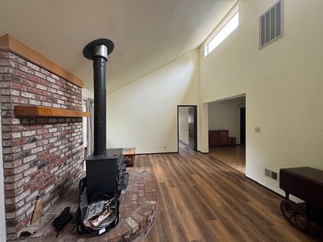 Foto del edificio - 2437 Ridgewood Dr