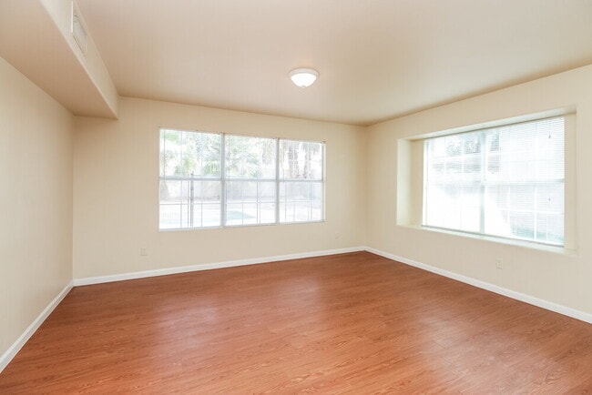 Building Photo - 3422 E Woodland Dr