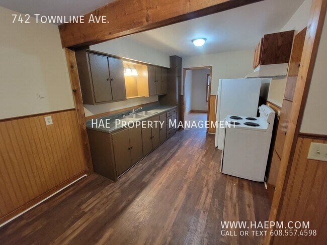 Building Photo - 742 Townline Ave.