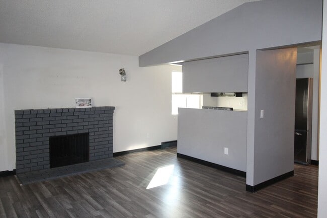 Building Photo - 102 E Weile Ave